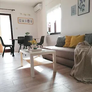 https://apartment-mare-vrsi.hotelinzadar.com